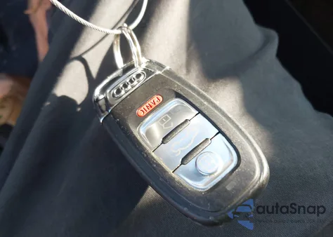 2013 Audi A4 2.0T Premium z USA, uszkodzony, nr VIN WAUAFAFLXDN028016